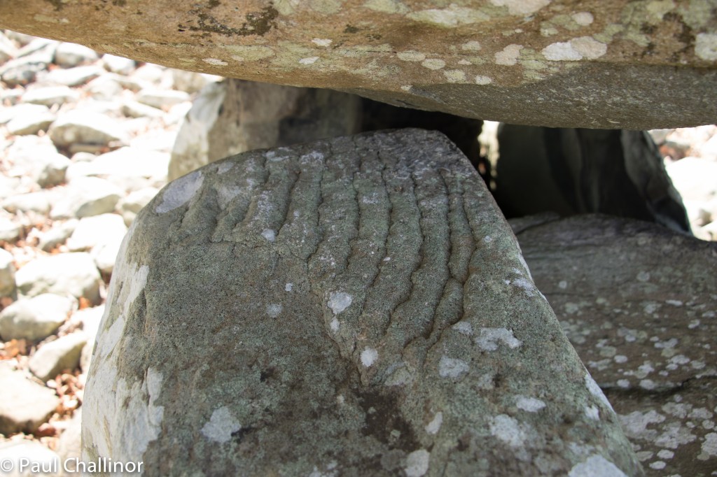 Series of engraved semicircles on the larger upright of the western tomb