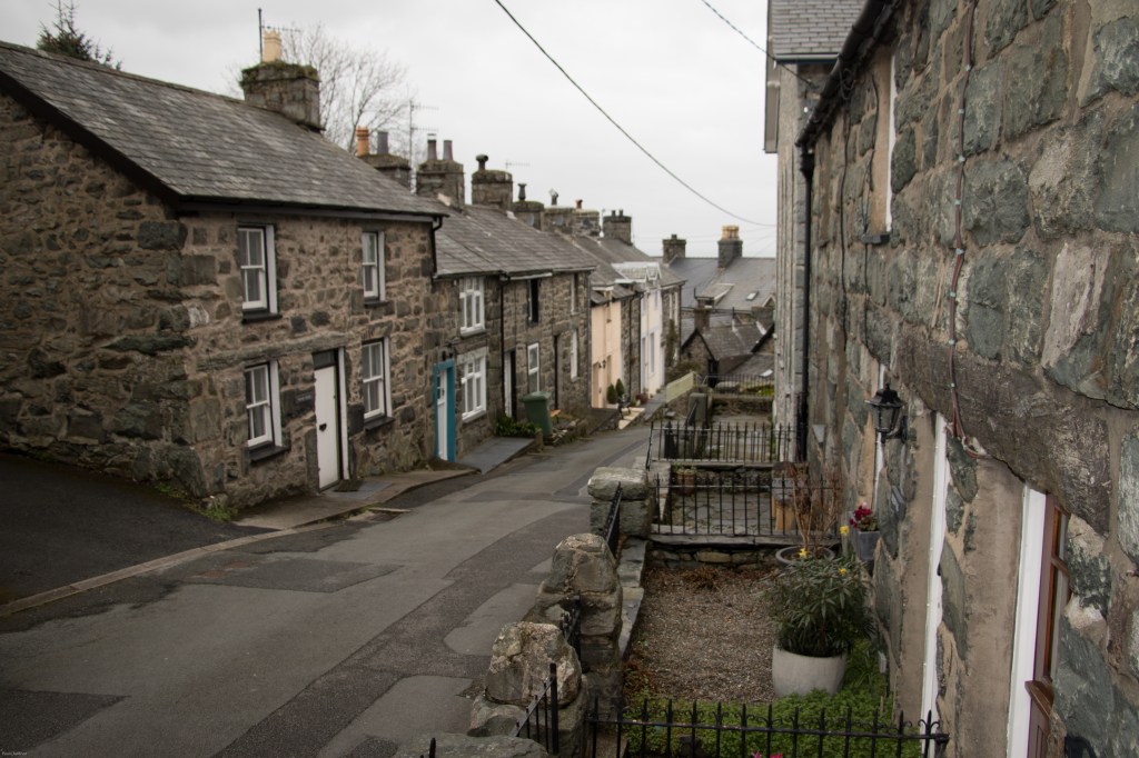 The small houses and seemingly smaller streets surround and cocoon the castle