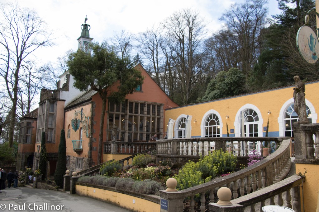 The town hall was hosting a wedding while we were there. Aunty and I spent a pleasant 30 minutes sitting outside with our coffee and watching everyone arrive.